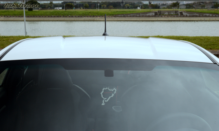 車頂刻意設計出的造型有降低車身風阻的功用,不仔細看還不意察覺。