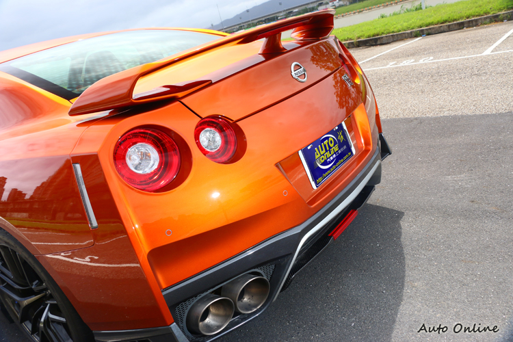 車尾的改變幅度不大,維持四圓燈的經典DNA。