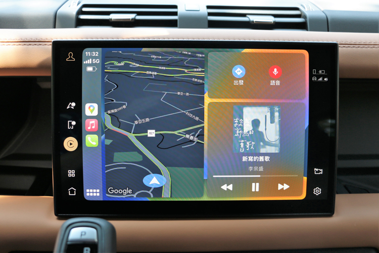 中控台搭載11.4 吋 Pivi Pro多媒體觸控式顯示螢幕,並具備無線 Apple CarPlay® 與 Android AutoTM 智慧型手機連網功能。