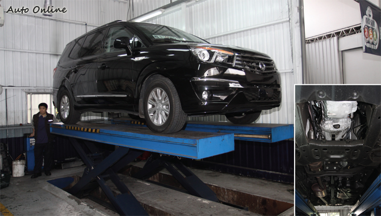 為了查證原廠所謂在底盤大幅強化的說法,最直接的方法就是將車頂起來看。