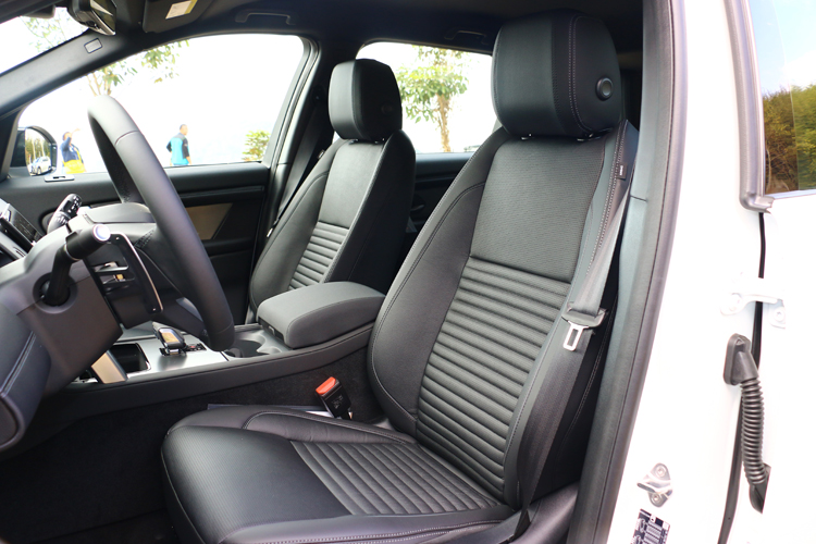 Grained Leather 雙前座椅，正駕駛採12向電動調整，副駕駛為10向電動調整。