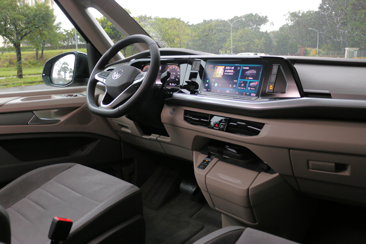 結合了乘用車的駕馭質感與廂型車的空間優勢，讓駕駛體驗更加精緻、舒適。