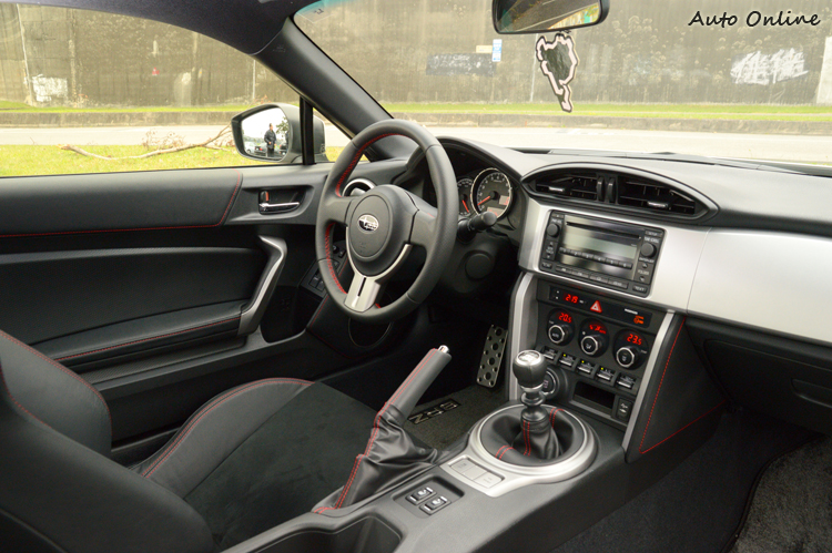 BRZ內裝充滿賽車的熱血戰鬥基因,刻意使用黑色與紅線相互搭配。