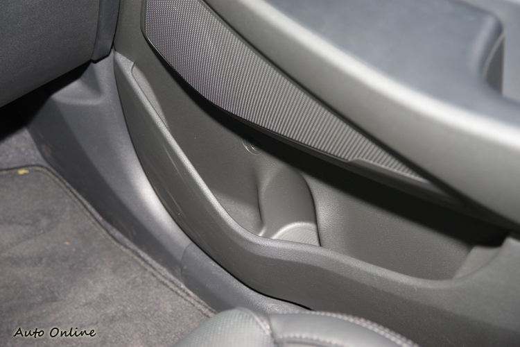 車門置物槽也有飲料座設計。