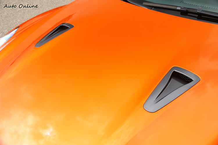 引擎蓋上開孔可將空氣導入降低引擎的運作溫度。