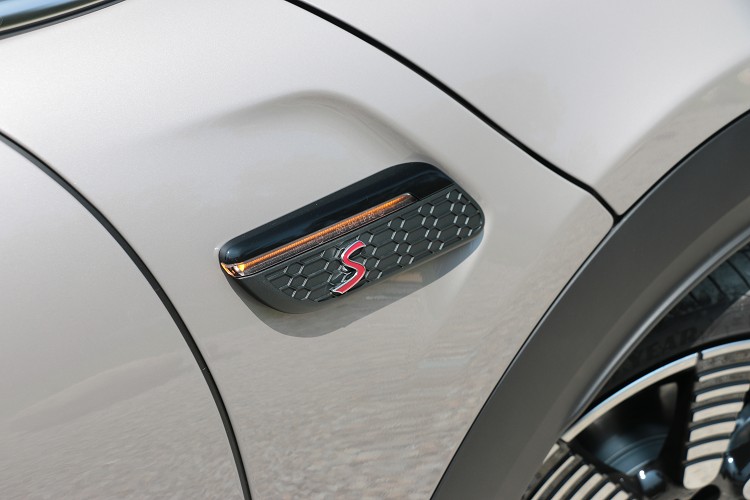 試駕Cooper S車型上，維持於車側飾板上崁入紅色S字樣。