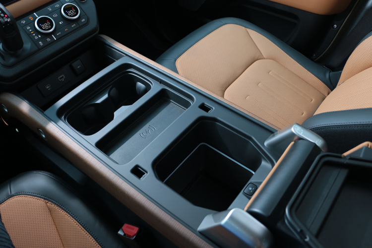 中央鞍座與中央扶手有置杯架、無線充電座以及冷藏冰箱功能。