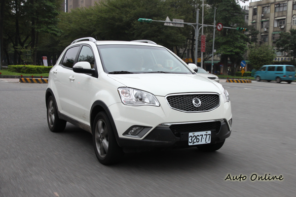 為了迎合主流市場需求,Korando已經不使用H型大樑分離式車身,一般路段也以前驅為主。