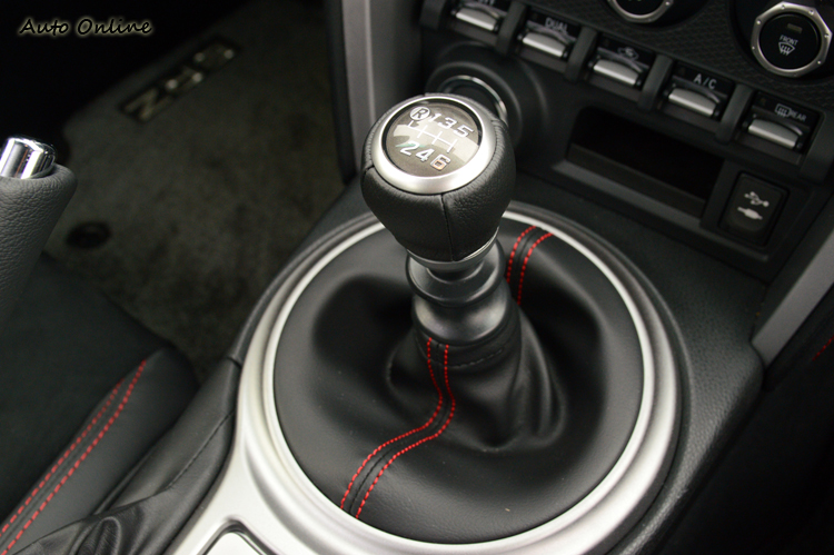 BRZ的排檔桿與排檔頭造型感覺在哪似曾相似,沒錯就是與Impreza STI有點類似。