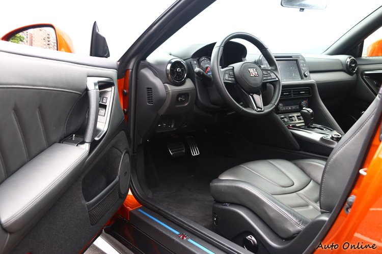 導入了全新「Horizontal Flow」設計理念,增加駕駛者對於車輛行駛時的各項數據辨識能力。