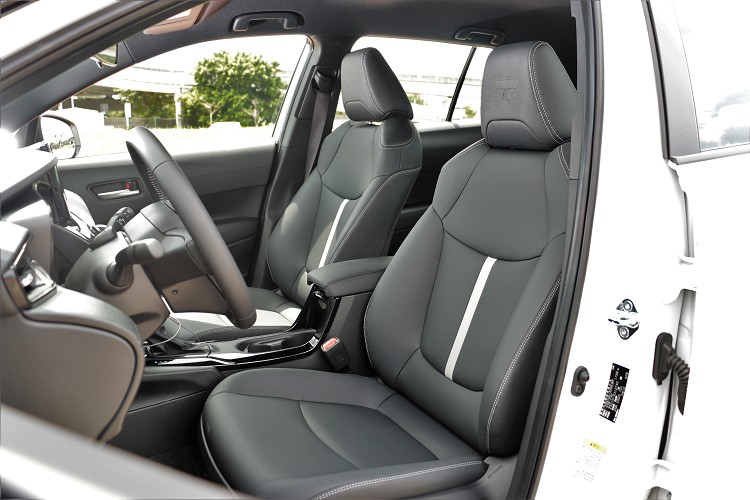 GR Sport車型配備則有巧妙混搭黑色皮質與GR元素座椅，高包覆性座椅在椅面與前座頭枕處均有GR Sport專屬設計。
