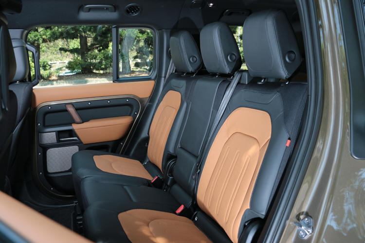 第二排空間相當寬裕,畢竟軸距跟110相同,在之前試駕就已體驗過。