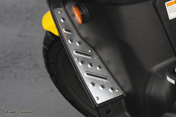 全車都裝設鋁合金踏板,除了防滑外也增添整體外觀的完整度。