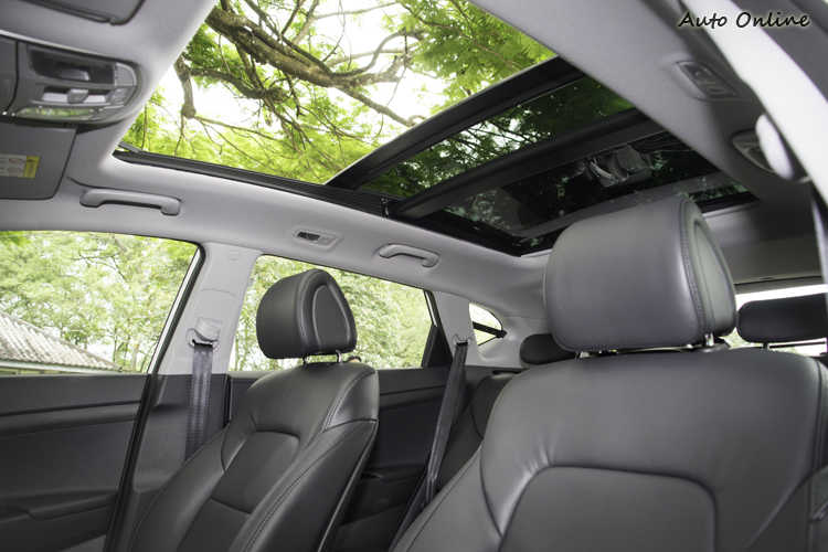 全景天窗面積在同級中算最大。