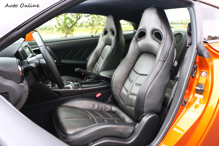 跑車座椅包覆性好,椅背的開孔能直接安裝比賽用的四點式安全帶。