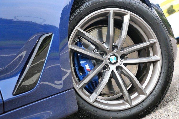 M款煞車套件與M款跑車化懸吊是530i M Sport專屬標準配備。