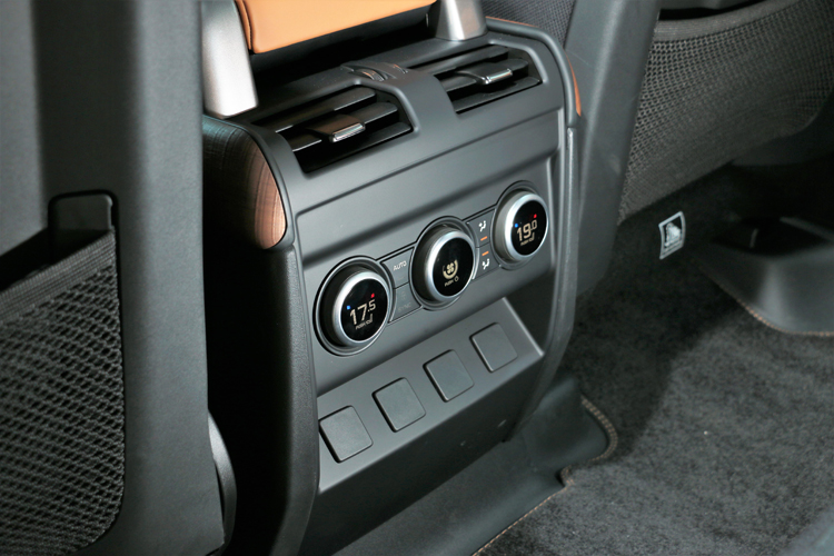 雙區恆溫空調帶來舒適性,但卻捨棄了原有的USB-C充電孔。