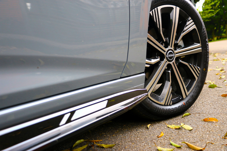 極綻版上，透過前下巴左右分離擾流片、後下巴空氣導流片、左右側裙以及尾翼等運動化空力套件的導入，使整體造型更具跑格氣息。