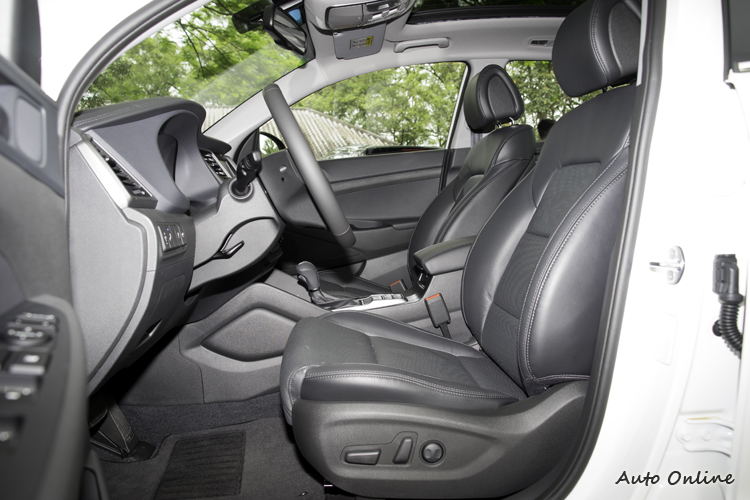 皮質駕駛座椅有十向電動調整功能。