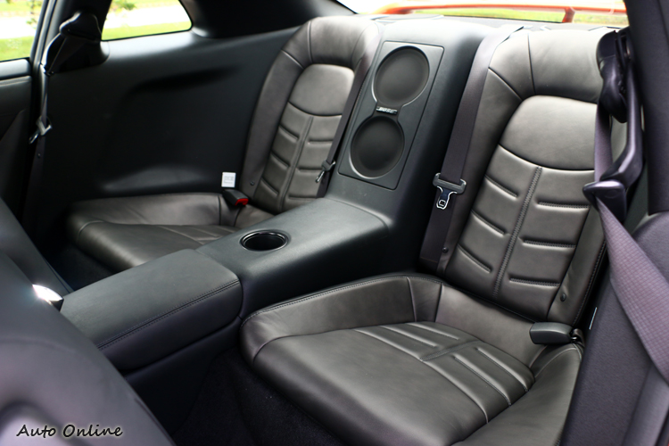 後座中間有BOSE重低音揚聲器,空間受到車體影響不是很寬闊。