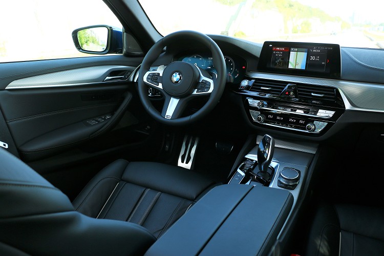 配備Dakota真皮座椅、鋁質格紋飾板,並採用Sensatec皮質儀錶檯包覆。