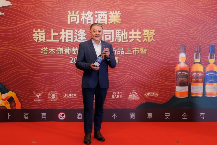 塔木嶺作為「橡木桶玩家」的品牌精神—運用成熟的轉桶工藝透過不同橡木桶熟成的技術創造出豐富多變且層次分明的風味世界。尚格酒業董事長奚大寧獻上塔木嶺玩桶系列新作—葡萄牙波特桶單一麥芽蘇格蘭威士忌。圖/尚格酒業提供