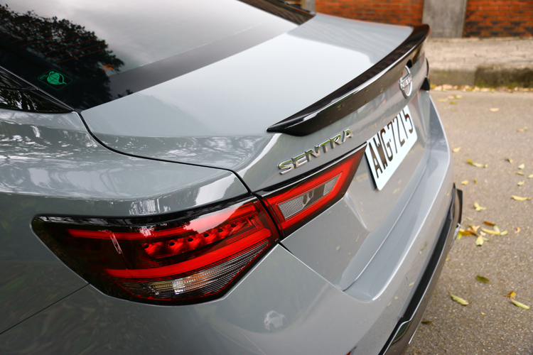 低調內斂的尾翼，為日常駕馭增添一抹熱血氛圍。