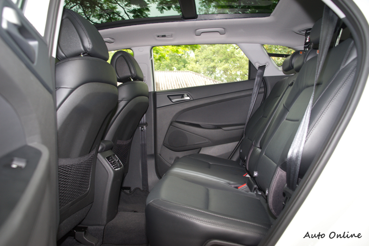 後座椅背可調整傾斜角度。