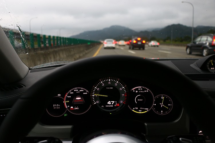 試駕車款有選配智慧巡航系統與車道維持輔助，能紓解長時間駕駛時帶來的疲勞感。