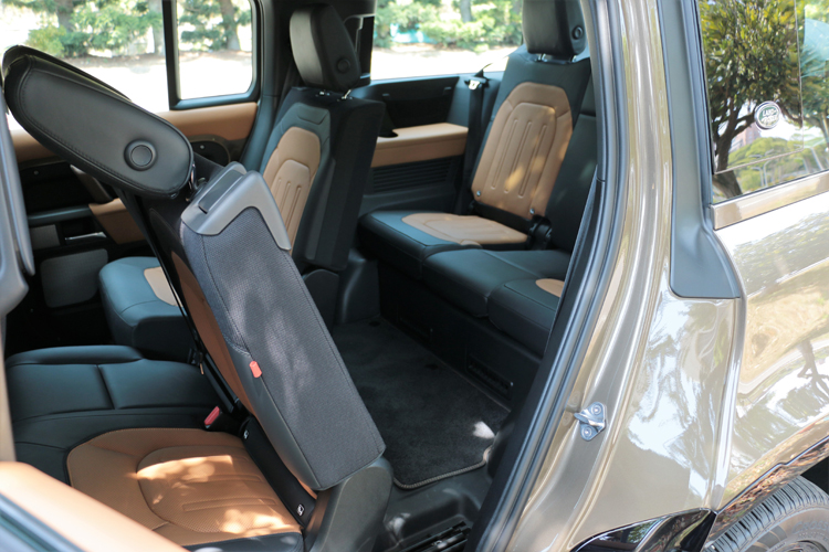 進入第三排,必須先將第二台座椅傾倒,傾倒後空間不算寬裕,身材高大的乘客得用鑽得進去。