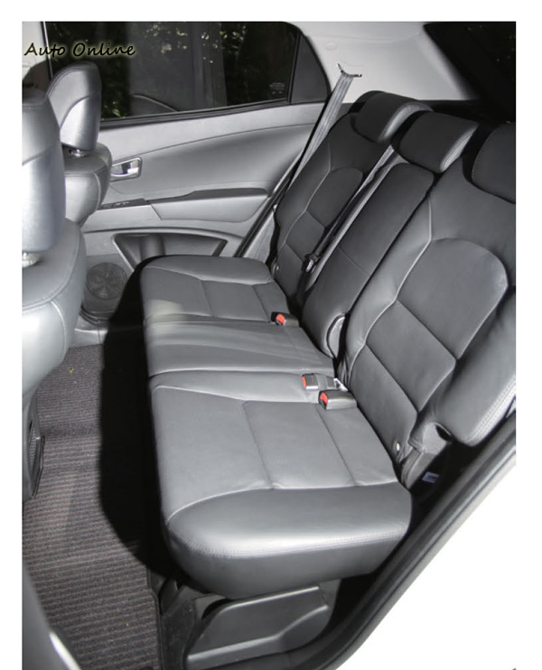 後座椅背不但可以調整傾斜度,底盤也是所謂的果嶺式設計。