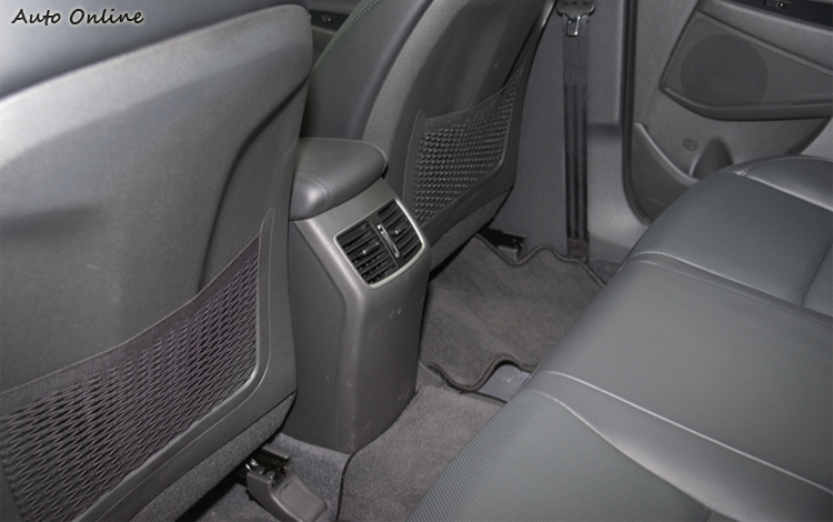 後座空調系統出風口自是不可缺。