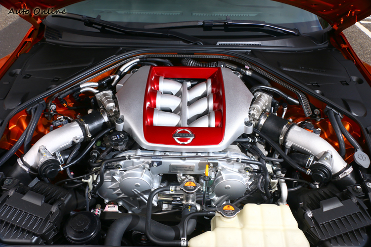 新年式一舉將馬力推向565hp/6,800rpm最大馬力與最大扭力64.5kgm/3,300~5,800rpm。