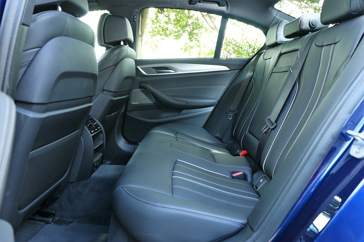 後座空間不管是頭部還是膝部都達到中大型房車水準,舒適性上也配有冷氣出風口。