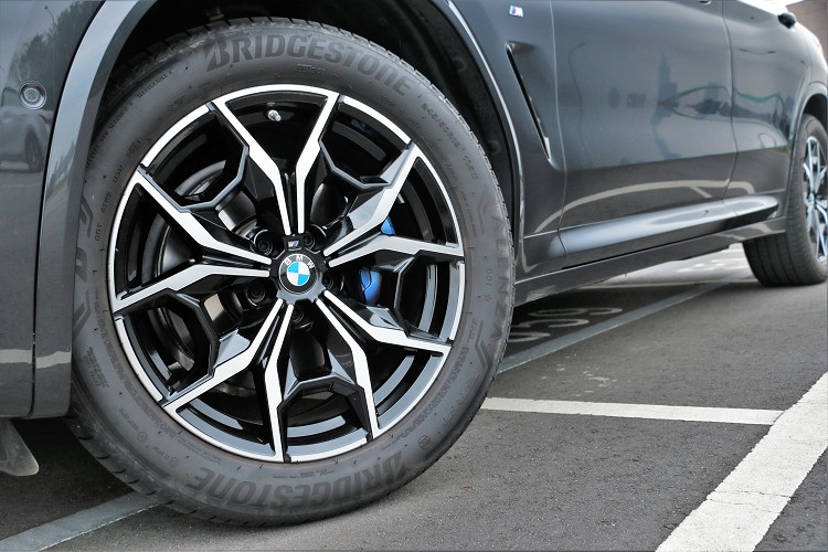 245/50R19的輪胎規格此尺寸，內部則標準配備M款煞車套件。
