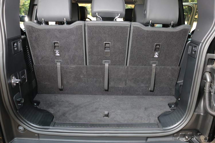 在三排的配置下,置物容量也具備 290 升。