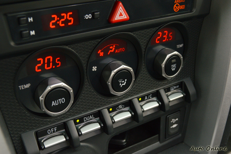 很有戰鬥氣息的冷氣控制按鍵,左右雙區恆溫空調感覺還不錯!