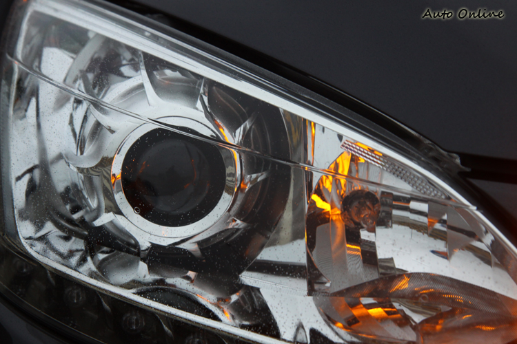 Sentra全車系皆標配光感啟閉式頭燈並可進行水平式調整。