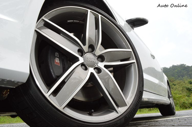 標配19吋胎及五幅式鋁圈,煞車卡鉗上還加上S3印記。