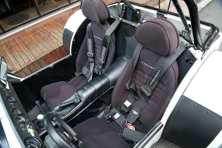 駕駛座艙擁擠，座椅只能前後滑移不能調整椅背。