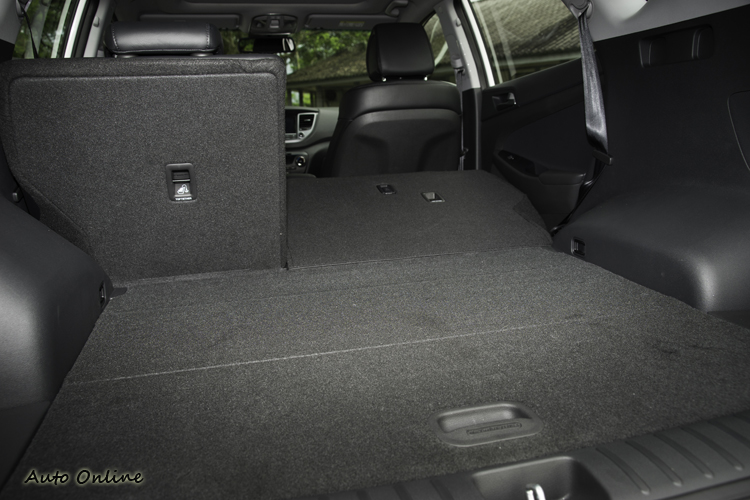 後座椅背放倒的話最大可擴增行李空間至1503公升。