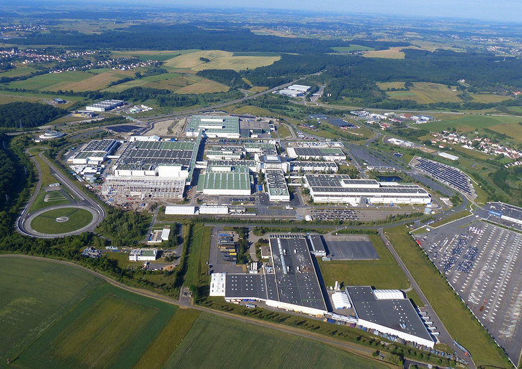 Ineos收購了Mercedes-Benz位於法德邊境Hambach的製造工廠，計畫用來生產Grenadier。