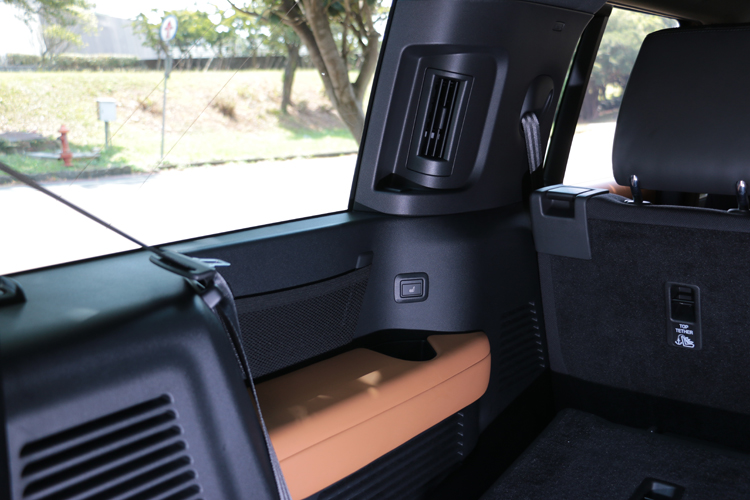 第三排座椅兩邊有冷氣出風口,但依舊沒有USB充電孔。