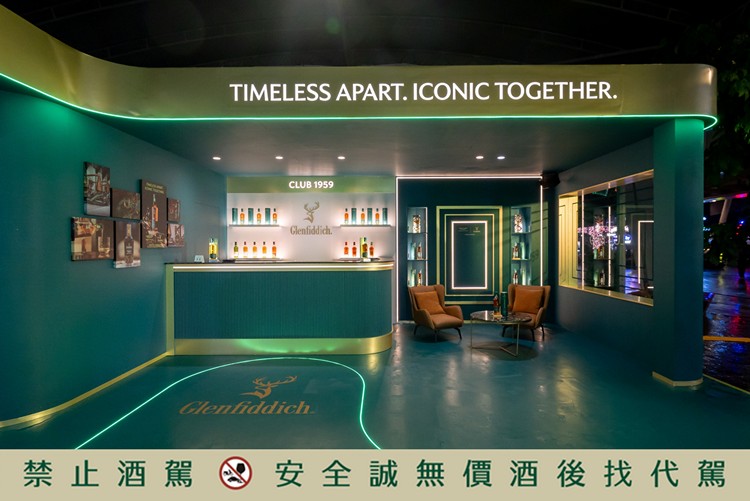 Club 1959 快閃店空間以英倫綠、紳士金為主調,呼應賽車塗裝與威士忌金液的光澤,體現兩大品牌跨越領域的工藝共鳴。