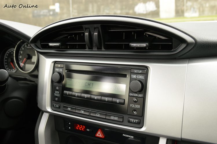 讓人比較不能接受的就是這組音響,根本就跟Toyota車上的一模一樣,只是沒印上Toyota的標誌而已。