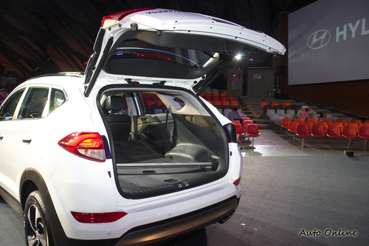 柴油頂規車型標配電動尾門。