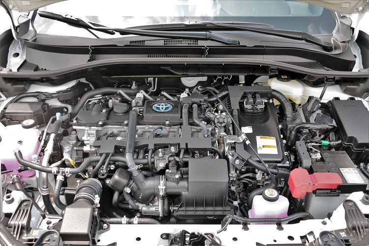Hybrid油電混合車型搭載一具1.8升四缸自然進氣引擎(代號2ZE-FXE)與電動馬達結合。