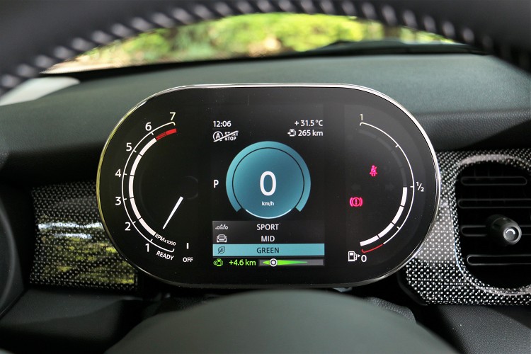 新世代MINI高階車款， 標準配備科技感十足儀表板。