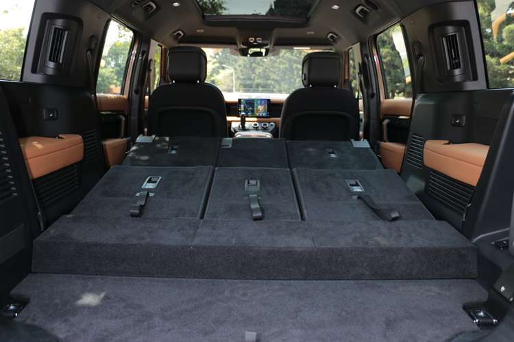 雙後排座椅皆可透過 40:20:40 分離靈活調整,在全部收折的情況下可提供高達 1,876 升的巨大置物空間。