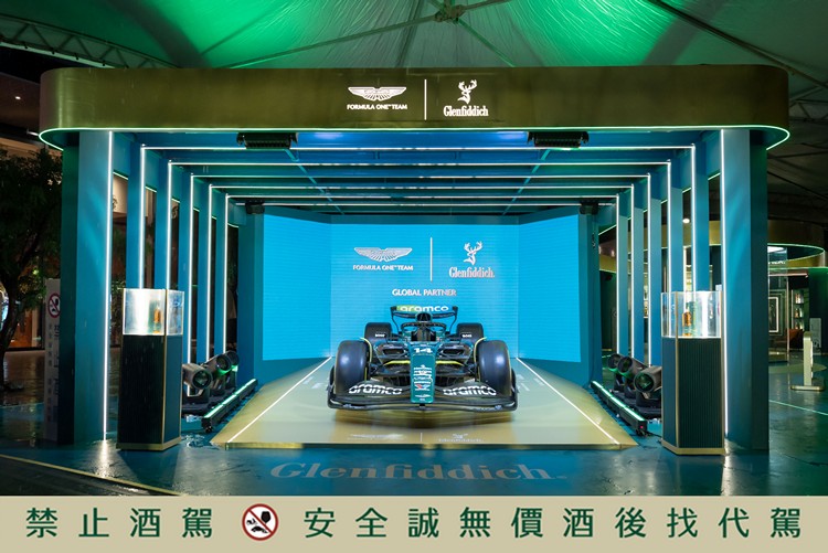 Aston Martin Formula One® Team 等比例賽車首度於台北實體登場,詮釋雙方對精準、力量與品味的共同信念。
